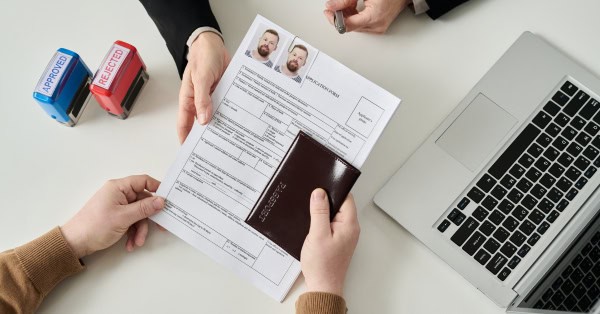 ידועים בציבור של תושב זר? כך מסדירים את המעמד בישראל בצורה חכמה ורגועה